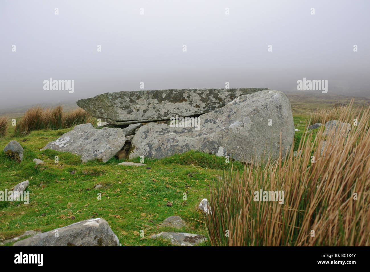 Megalithische Grabstätte oder Gräber im Nebel auf Achill Island County Mayo Republic of Ireland Stockfoto