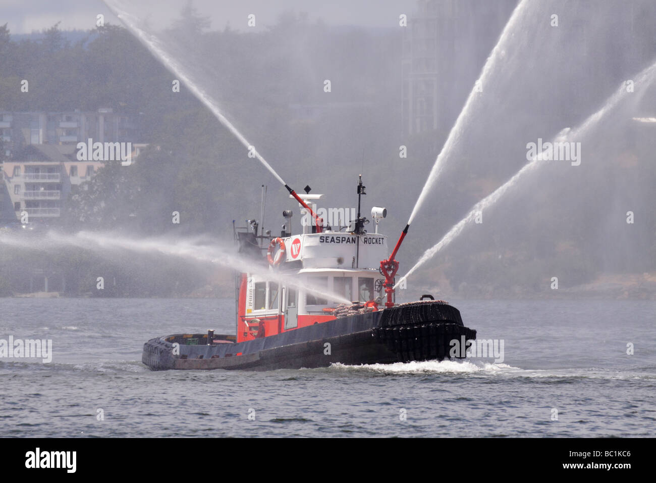 Feuerlöschboote eskortieren Coho Ferry drauf s 50. Jahrestag Segeln heute Victoria British Columbia Kanada Stockfoto