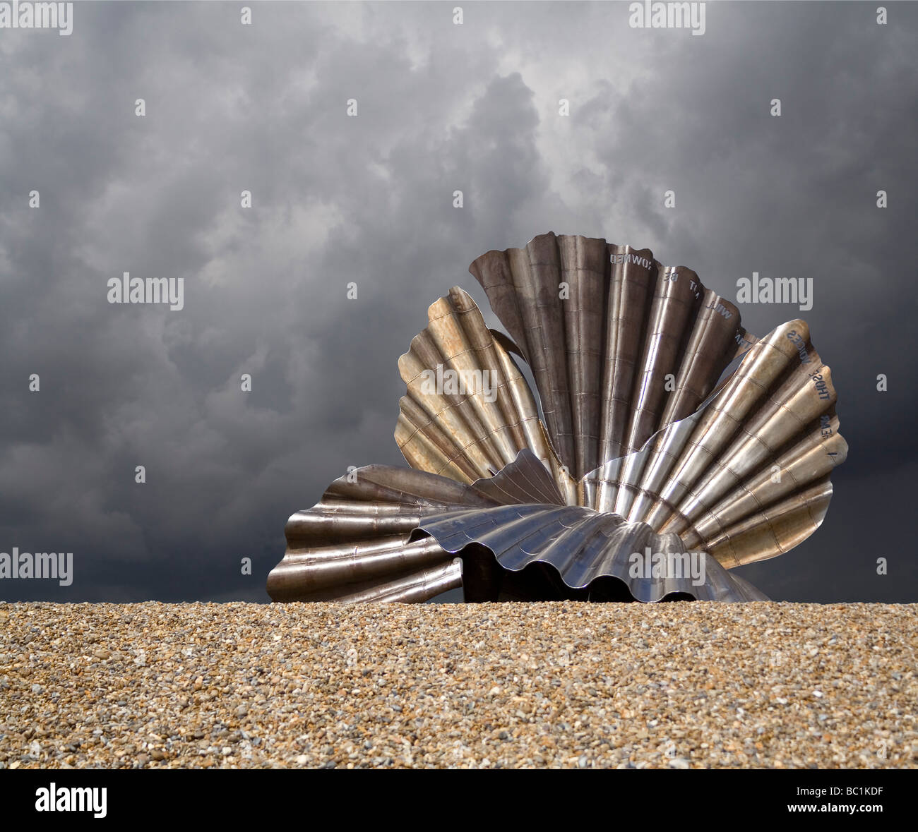 Die umstrittene Skulptur Jakobsmuschel von Maggi Hambling am Strand von Aldeburgh in Suffolk Stockfoto