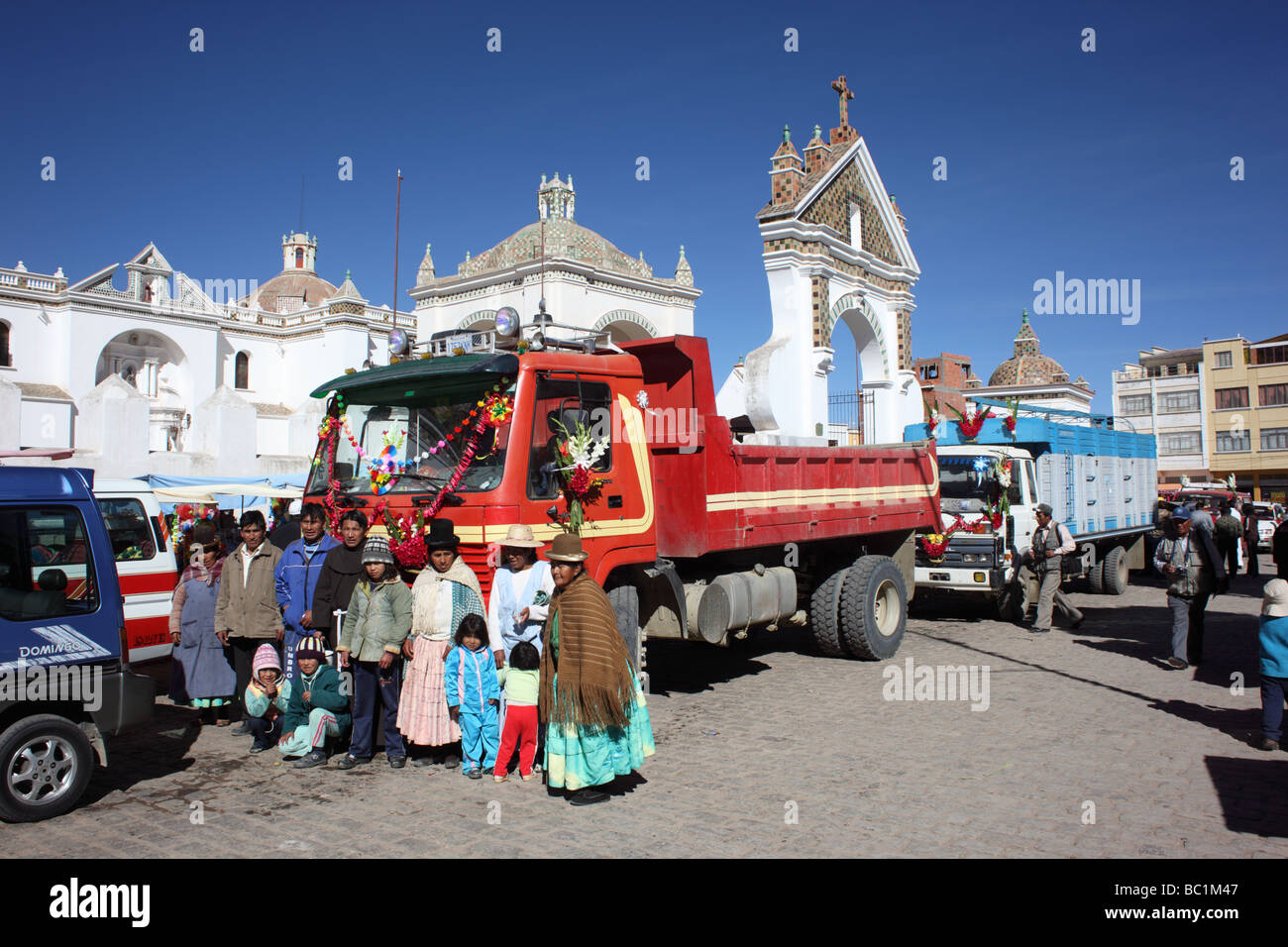Aymara / Aimara Familie mit ihrem geschmückten LKW nach der Segenszeremonie vor der Kathedrale, Copaba, Bolivien Stockfoto