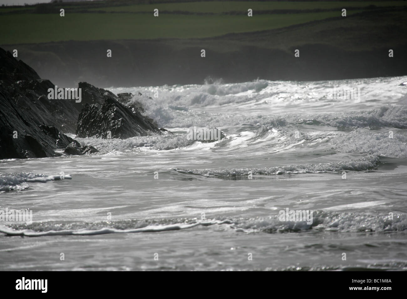 Bereich der Whitesands Bay, Wales. Halb Silhouette Blick vom Whitesands Bay an der Küste von Pembrokeshire, bei rauem Wetter. Stockfoto