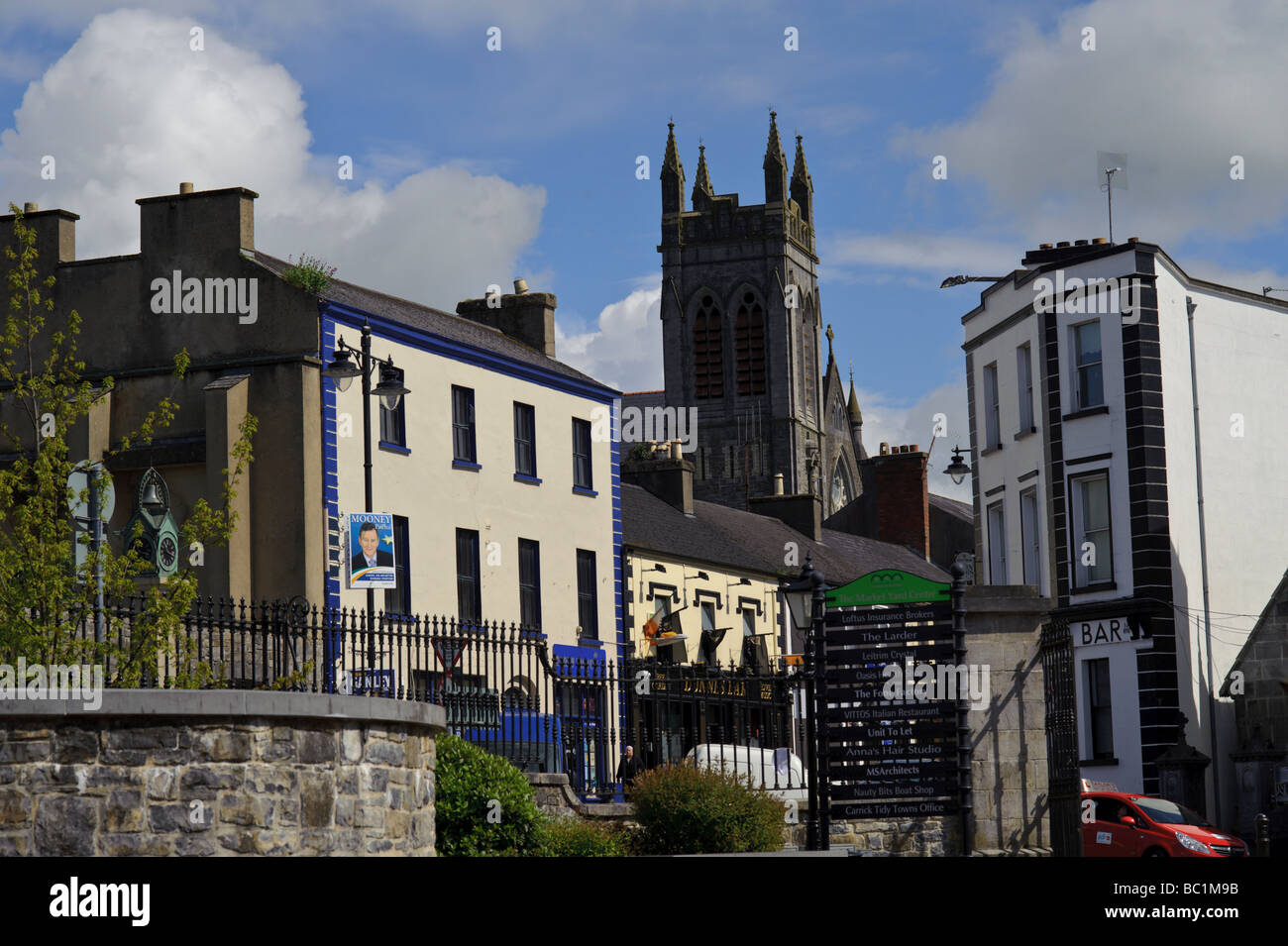 Carrick auf Shannon mit Statuen der irischen Curah oder Haut-Boot in einem Quadrat auf der Hauptstraße Stockfoto