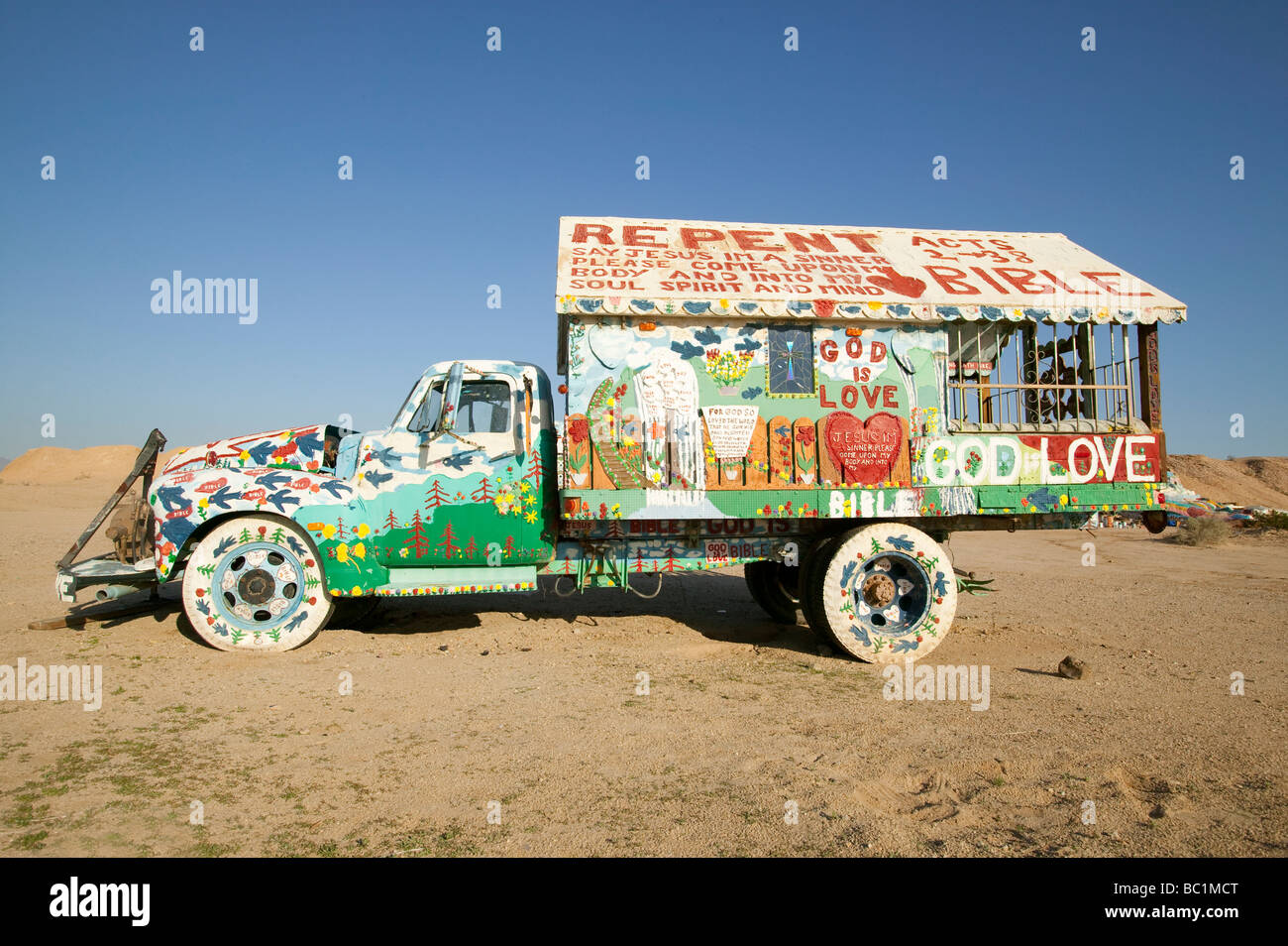 Alter Lkw mit bunten Gemälde/Grafiken einschließlich religiöse Bezüge. Bei Salvation Mountain, in der Nähe von Niland, CA Stockfoto