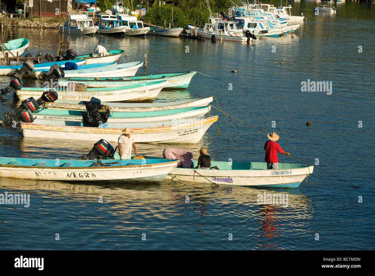 Zihuatanejo Mexiko Fischer in Reihe von Booten bereiten Sie am Morgen für die Fischerei, die Boote vor, im Laguna de Las Salinas Anker liegen Stockfoto