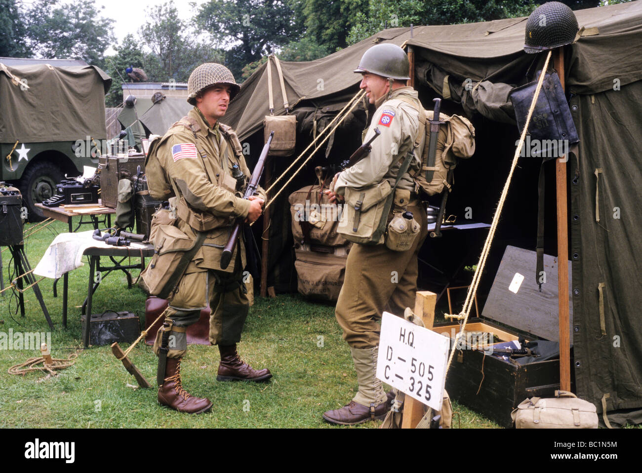 2. Weltkrieg militärischen Reenactment US-Soldaten Soldat einheitliche Waffe Waffen Waffe Waffen Lager Lager reißt der 1940er Jahre Stockfoto