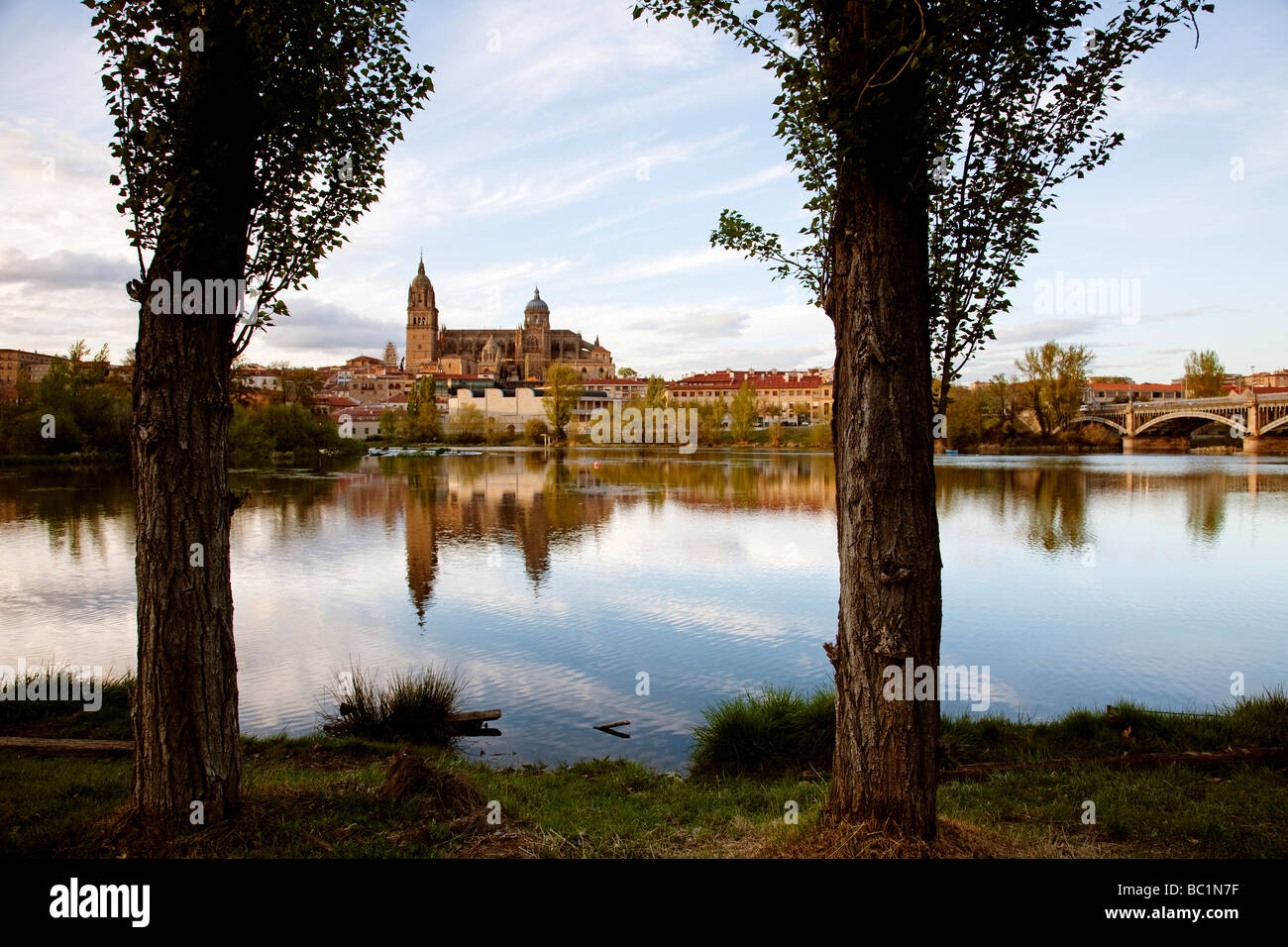 Rio Tormes y Vista de Salamanca Castilla León España Tormes Fluss und Blick auf Salamanca Castilla Leon Spanien Stockfoto