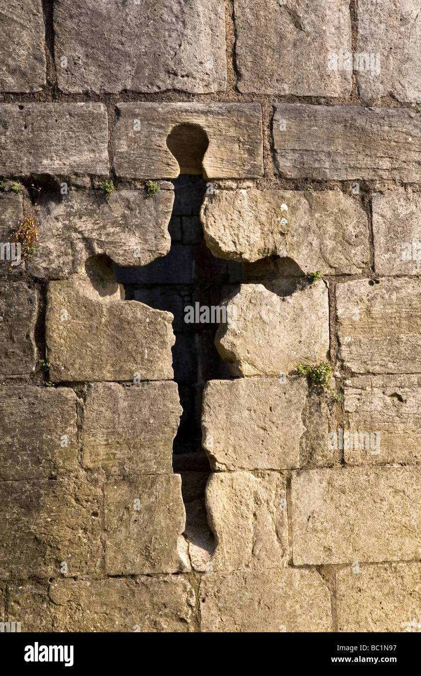 Ein Kruzifix geformt Pfeil Schlitz am Flussufer in der Stadt von York, England. Der Turm stammt aus dem Mittelalter. Stockfoto