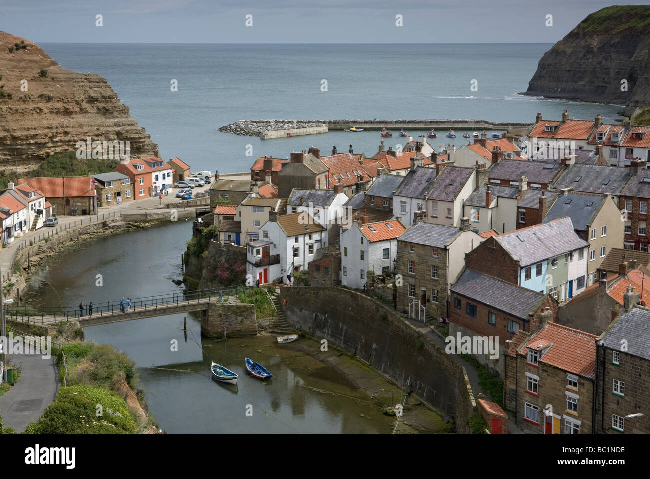 Das Dorf Staithes an der Nordküste Yorkshire - aus Cowbar Nab gezeigt Stockfoto