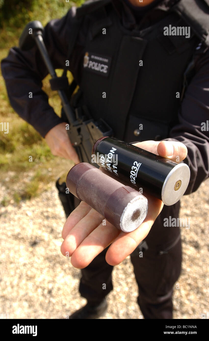 37mm Kaliber 4 Zoll langen L21 A1 Baton Runde Patronen aus hartem Kunststoff für die Heckler Koch L104 A1 Baton Gun britische Polizei Stockfoto