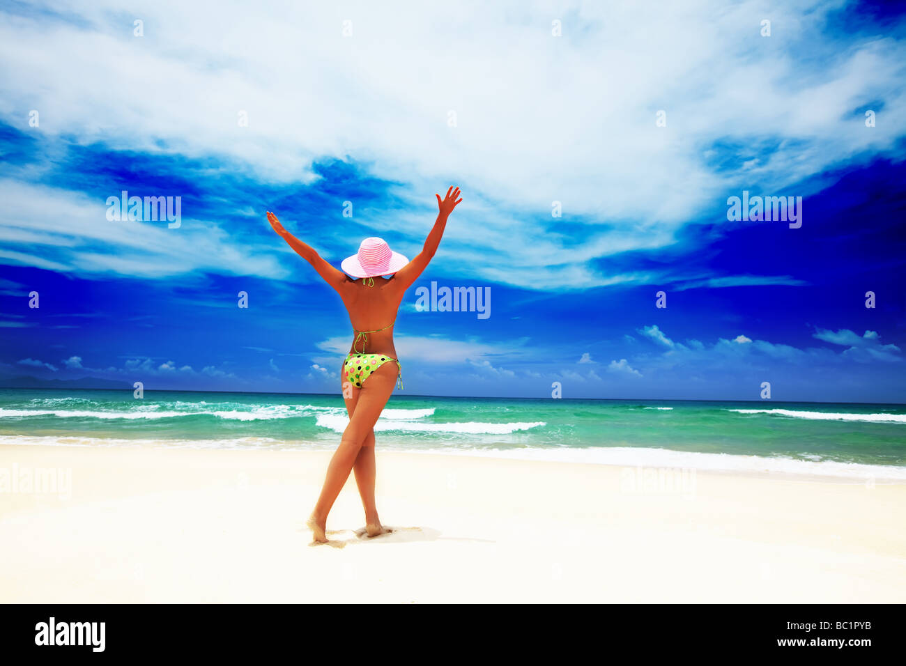Frau haben eine schöne Zeit am tropischen Strand Stockfoto