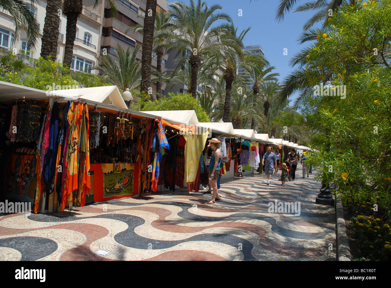 Straßenmarkt Souvenirstände, Paseo De La Explanada de España, Alicante, Comunidad Valenciana, Spanien Stockfoto