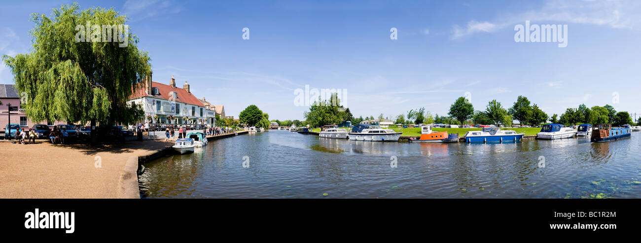 Großbritannien, England, Cambridgeshire, Ely, das „The Cutter Inn“ Public House und der Fluss Ouse mit verankerten Booten Stockfoto