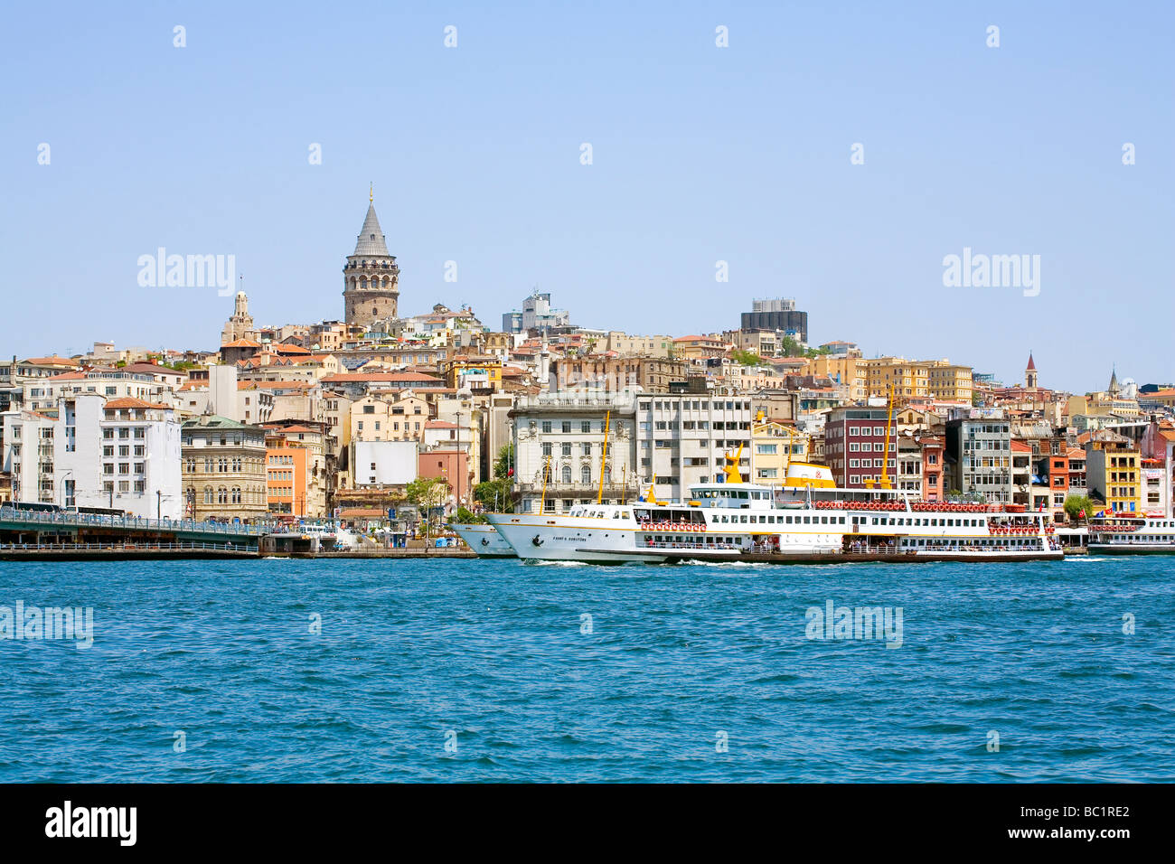Blick über den Bosporus nach Beyoglu und der Galata-Turm-Istanbul Stockfoto