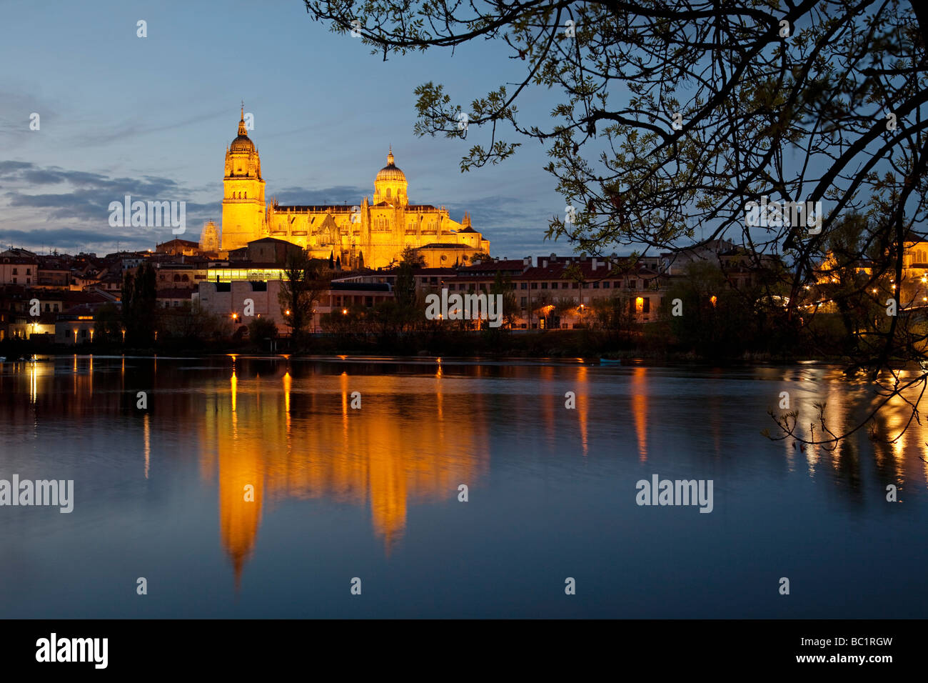 Rio Tormes y Catedral de Salamanca Castilla León España Tormes Fluss und Kathedrale von Salamanca Castilla Leon Spanien Stockfoto