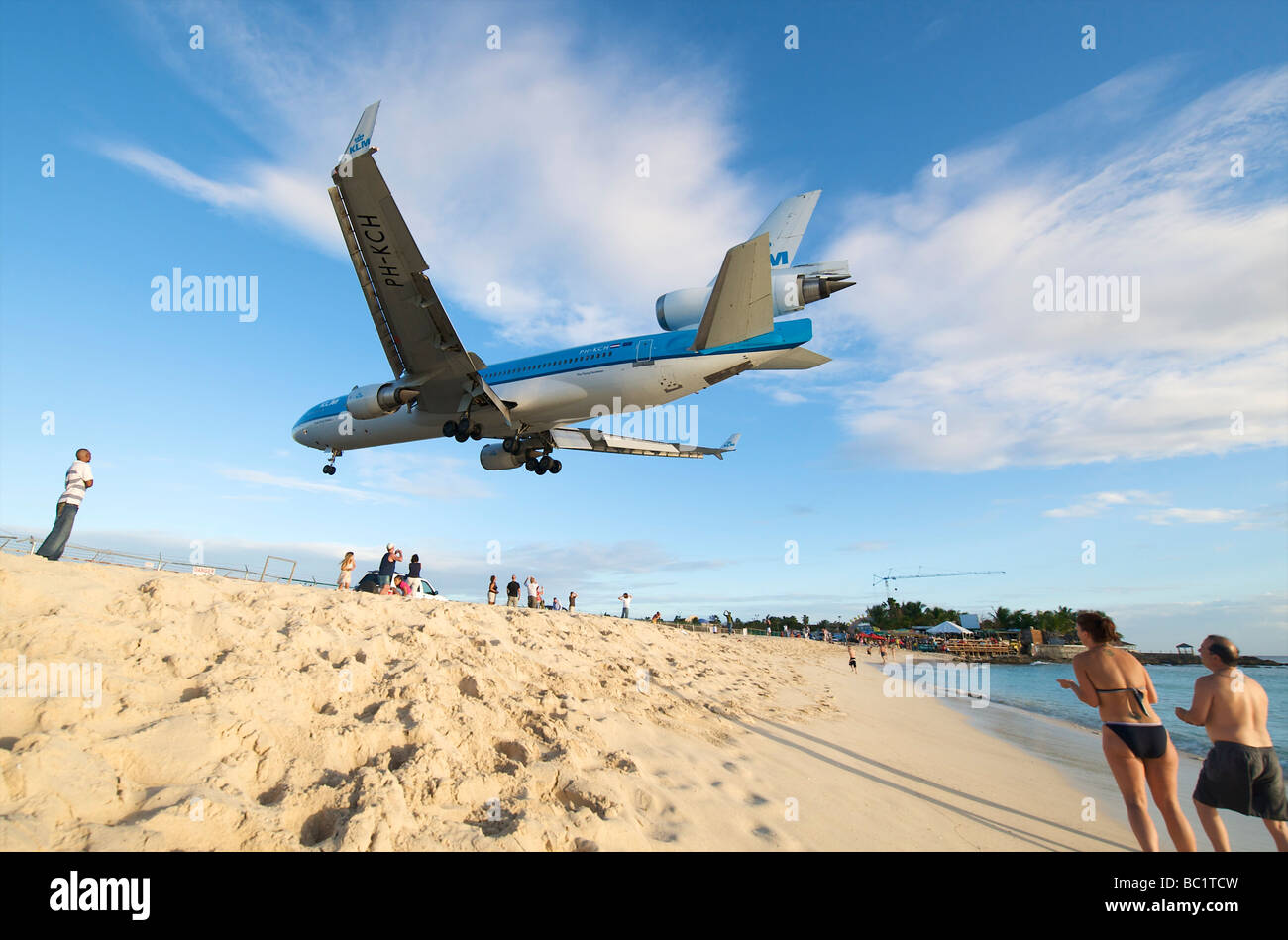 Sint Maarten ein Flugzeug der Fluggesellschaft KLM Tiefflug über Maho Beach in der Princess Juliana International Airport Stockfoto