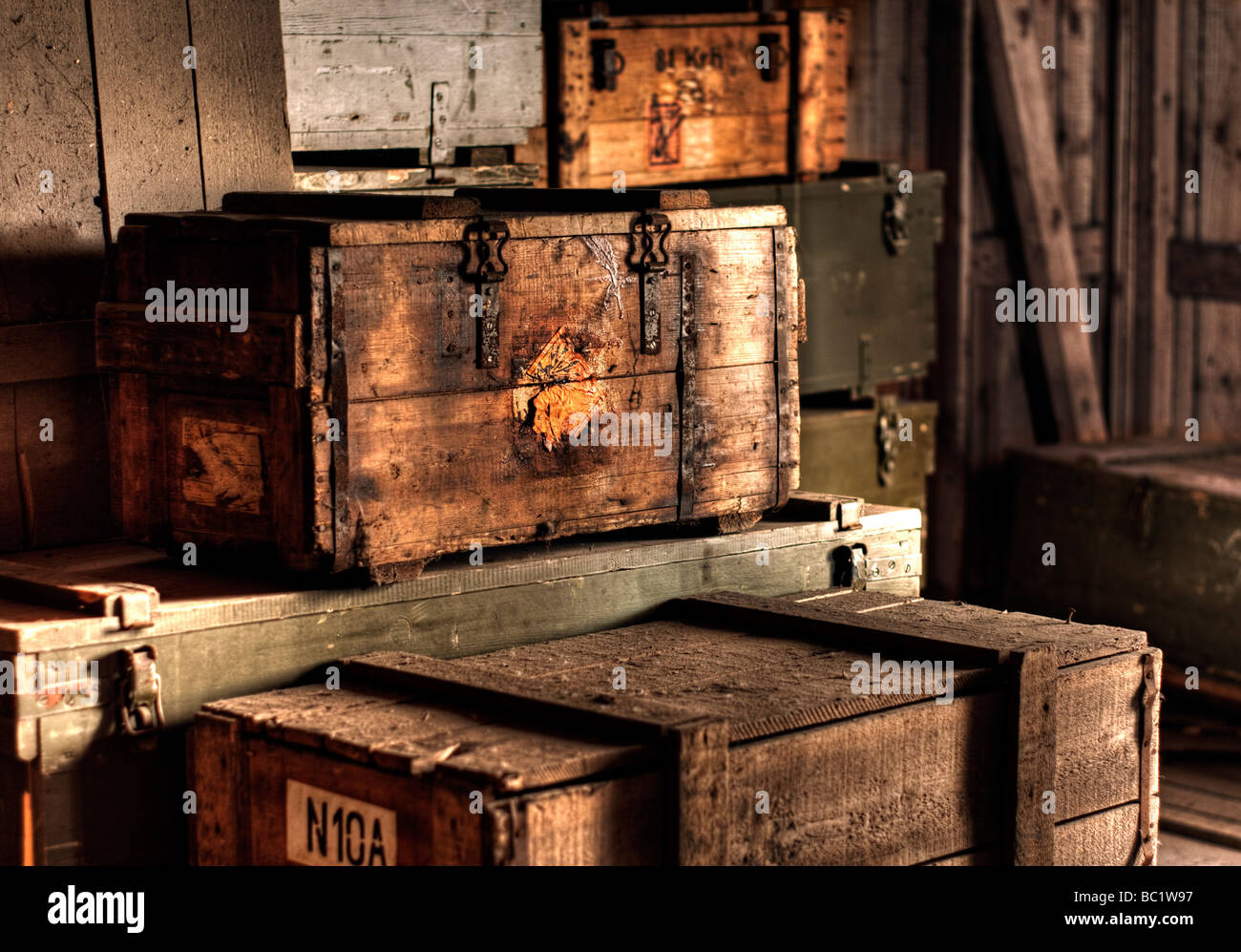 Holzkiste mit explosiven Warnhinweis Stockfoto