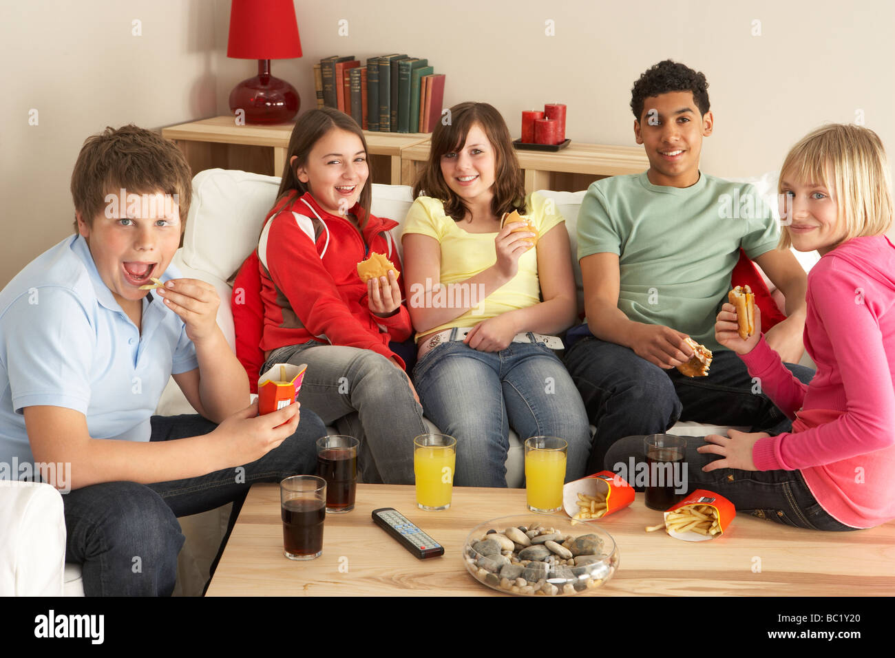 Gruppe von Kindern zu Hause Burger essen Stockfoto