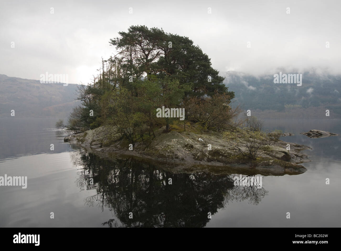 Kleinen Insel im Loch Lomond. Stockfoto