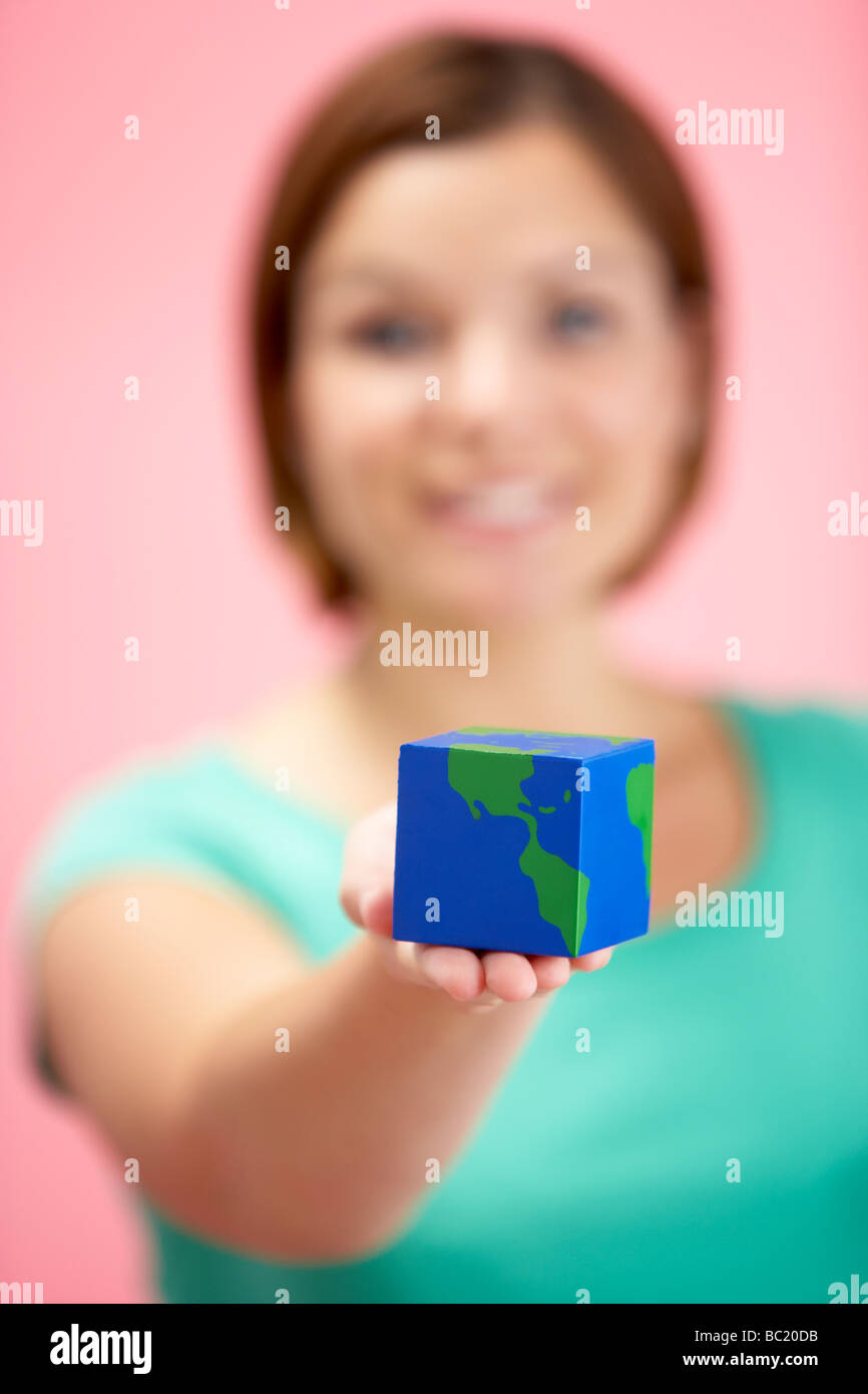 Frau mit Würfel geformte Welt Stockfoto