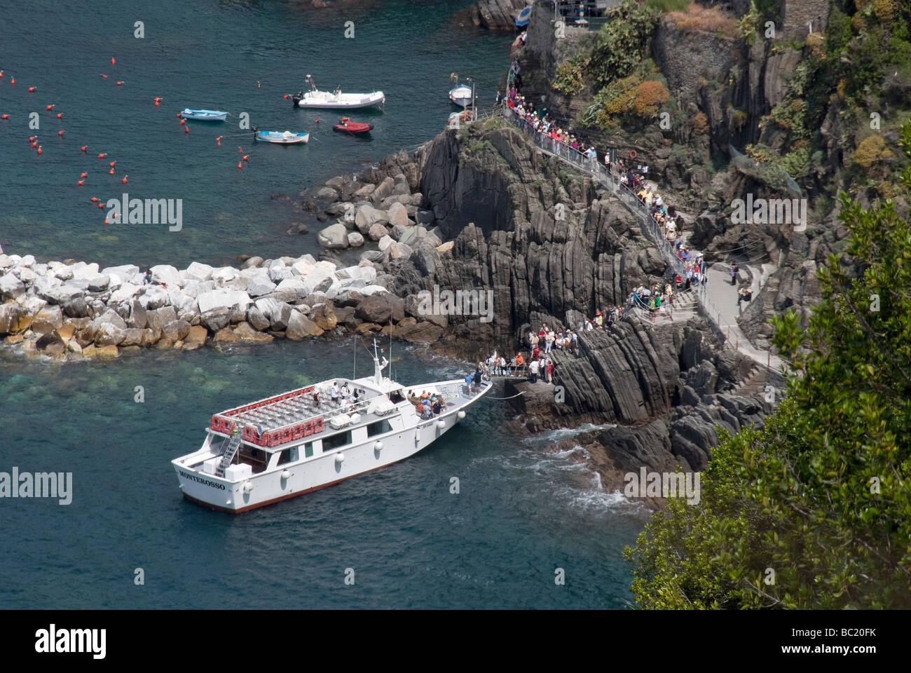 Passagiere steigen über eine Gangplank auf den Bogen von der Fähre Cinque Terre in Riomaggiore, dem südlichsten der 5 Städte Stockfoto