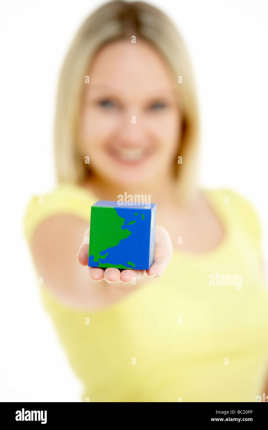Frau mit Würfel geformte Welt Stockfoto