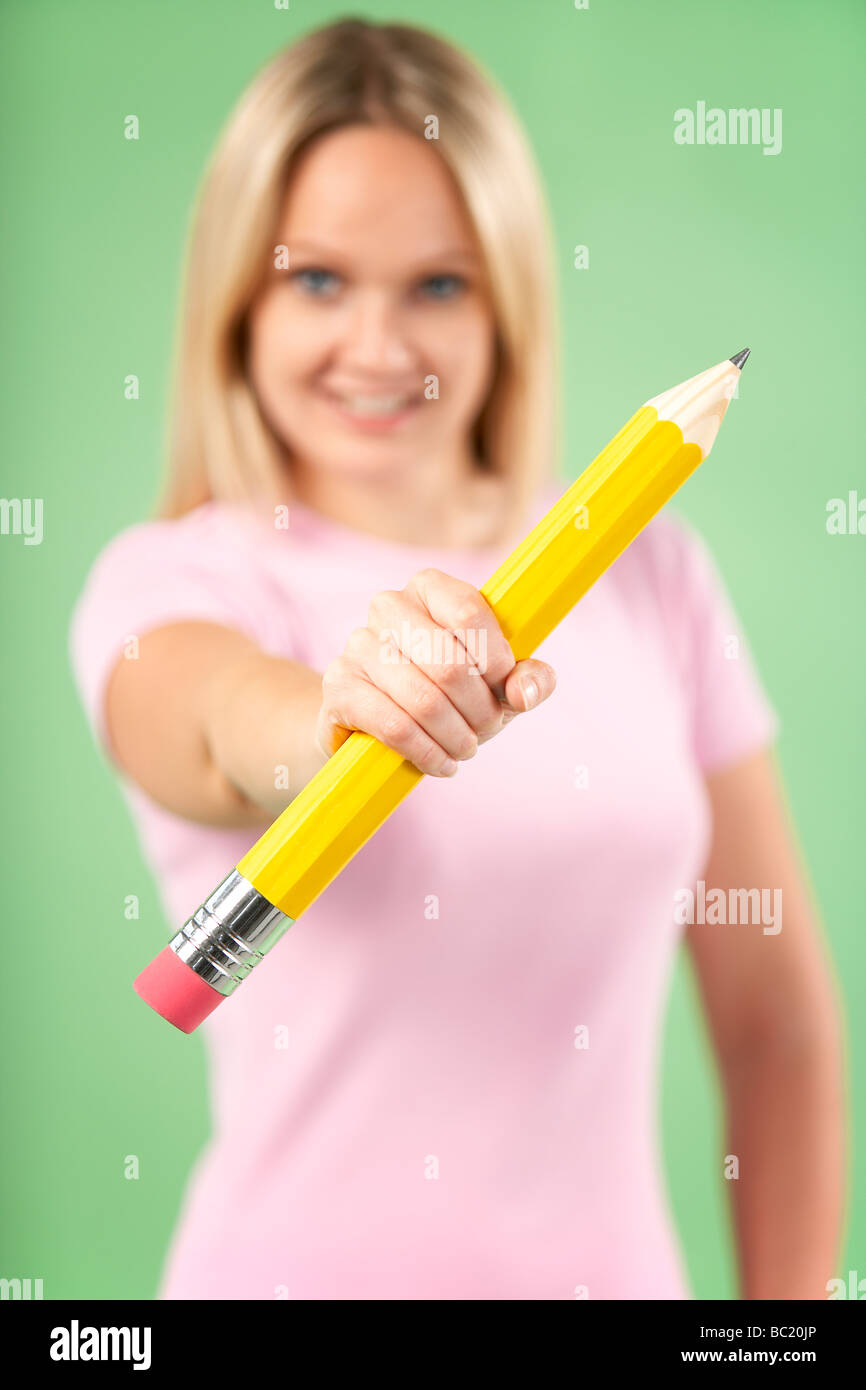 Frau mit großen Bleistift Stockfoto