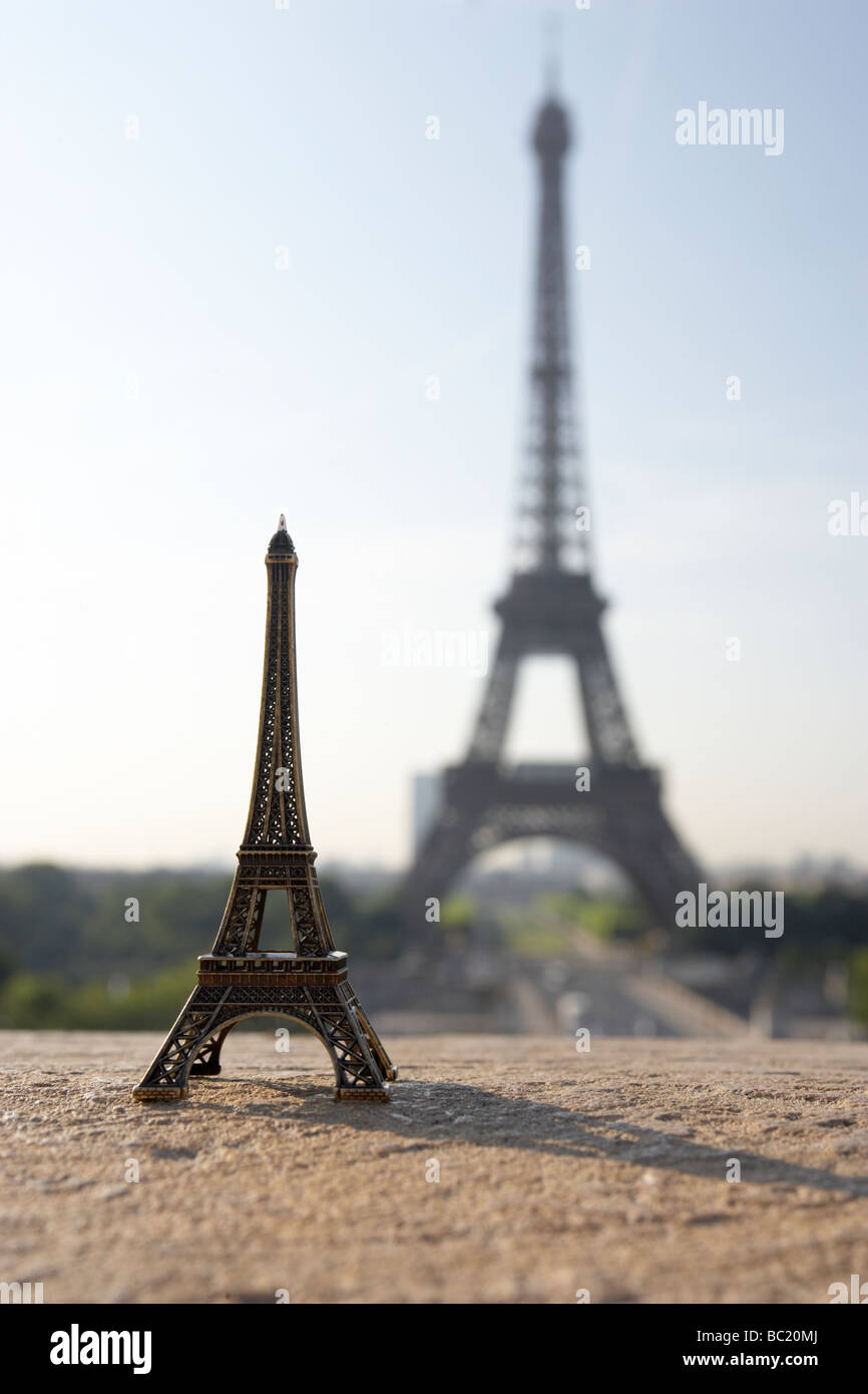 Eiffelturm mit Modell, Paris, Frankreich Stockfoto