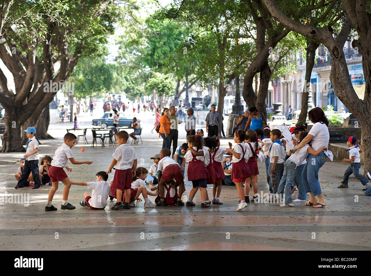 Schülerinnen und Schüler eine Pause außerhalb im Prado, Zentral-Havanna, Kuba Stockfoto