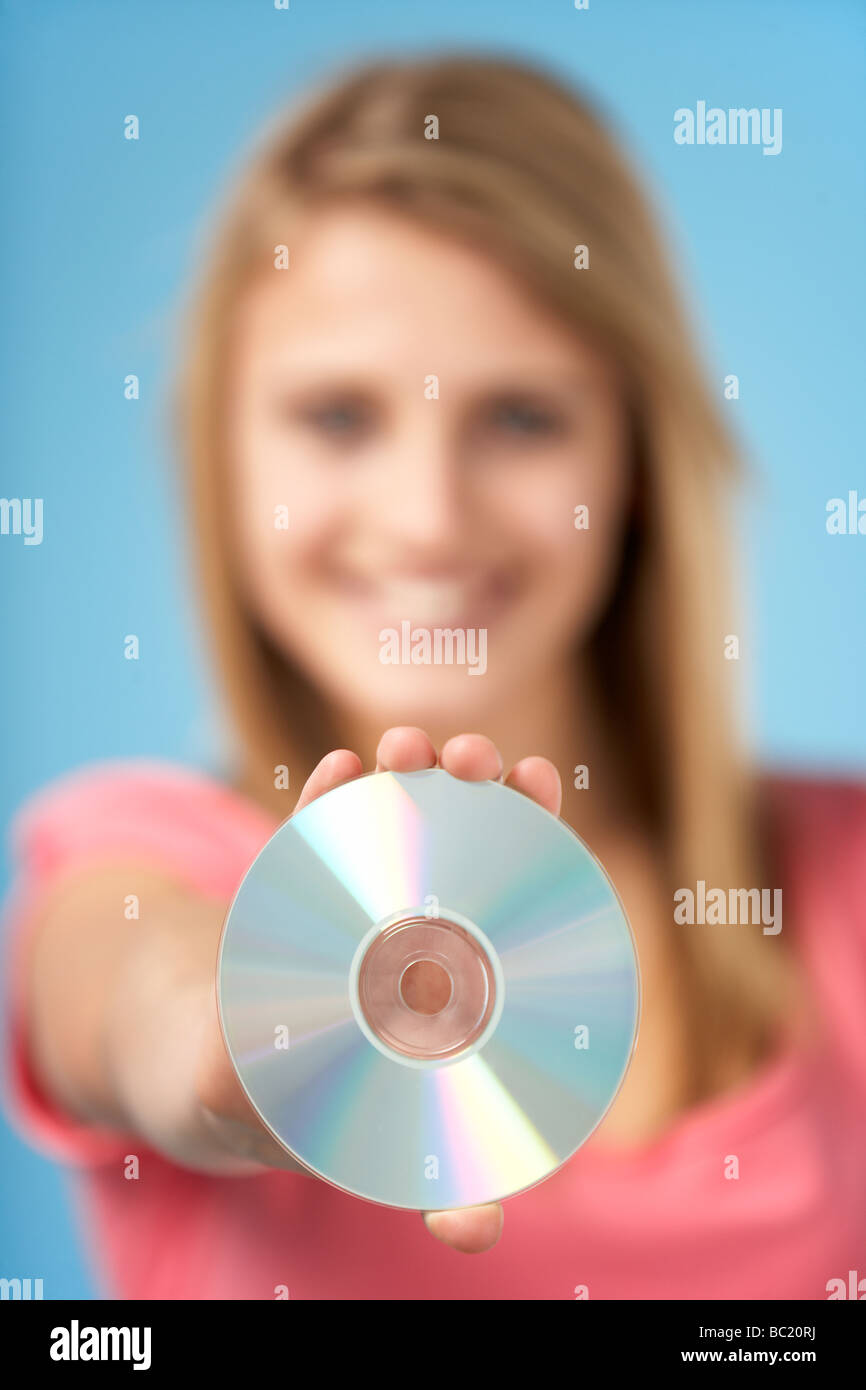 Teenager-Mädchen Holding DVD Stockfoto