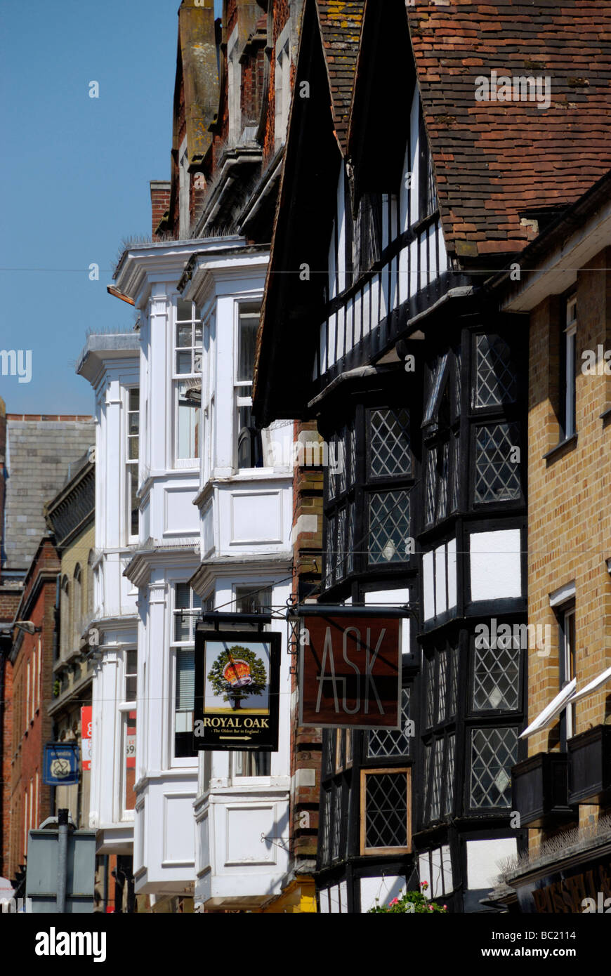 Historische Gebäude-Fassaden in Winchester High Street Stockfoto