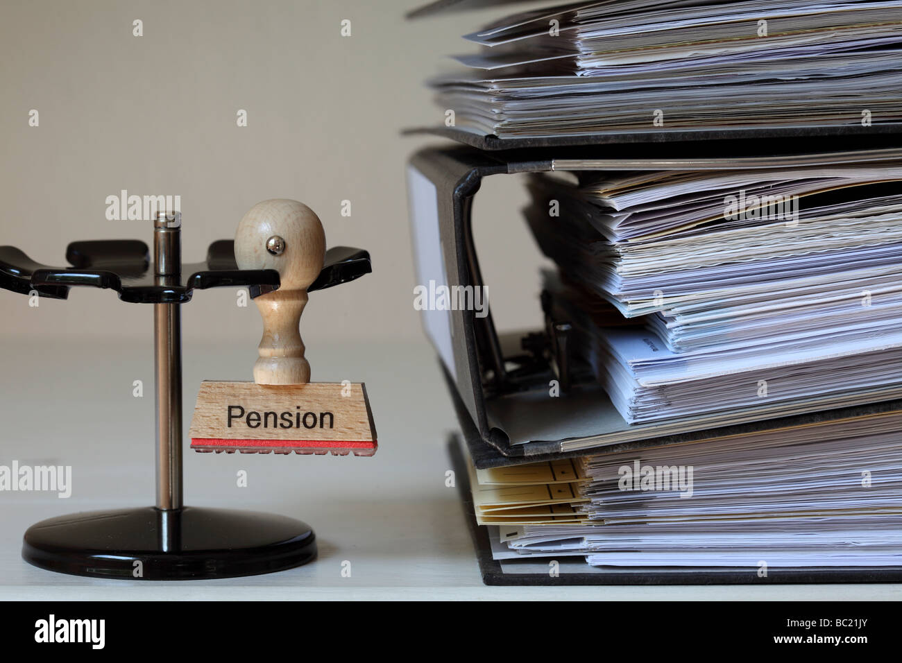 Stempel mit Aufschrift Pension neben einem Haufen von Dateien Stockfoto