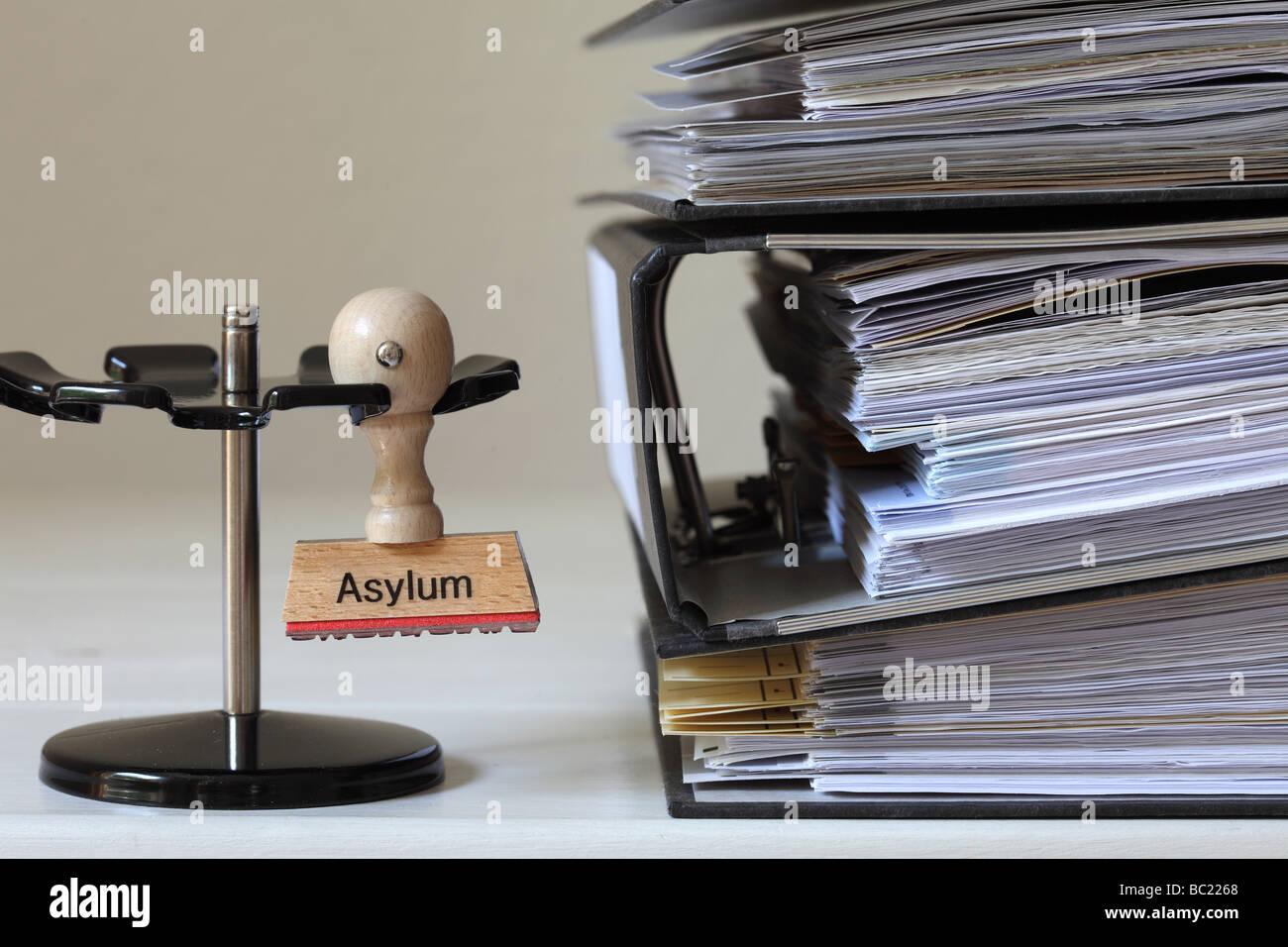 Stempel mit Inschrift Asyl neben einem Haufen von Dateien Stockfoto