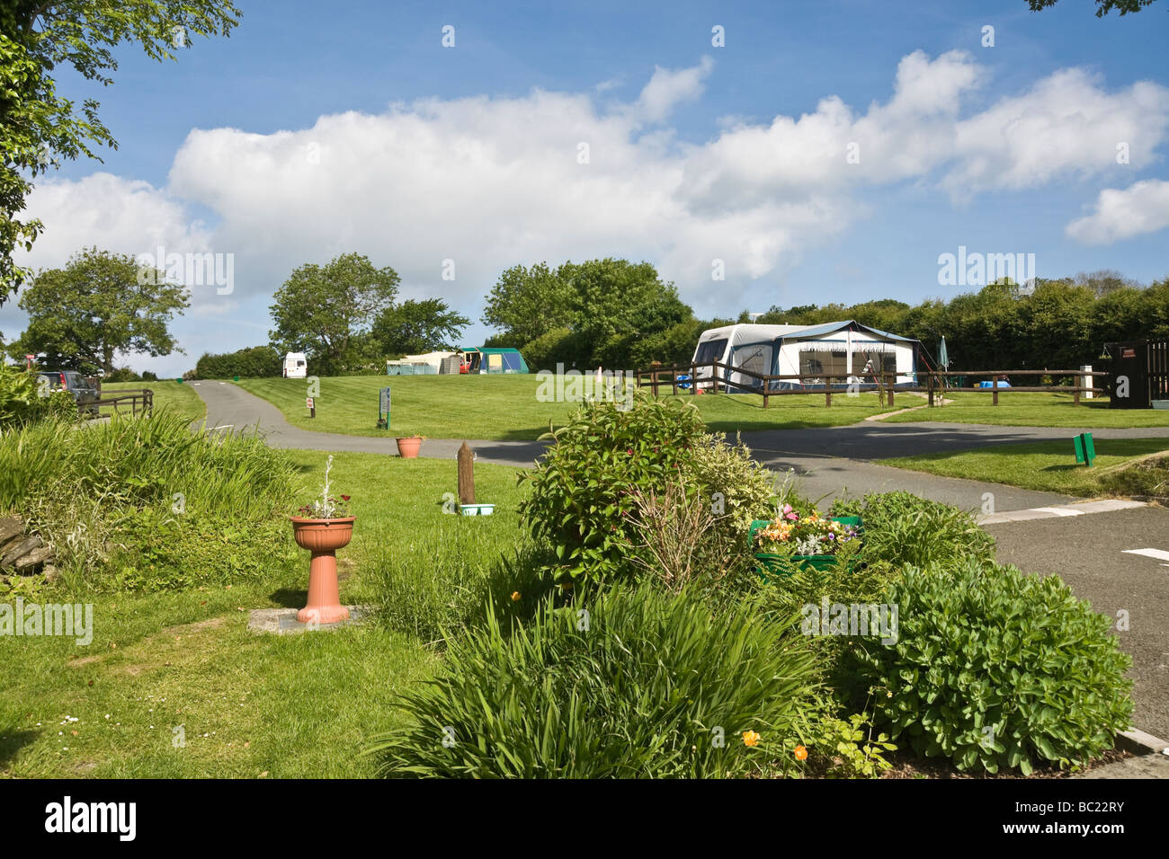 Wohnmobilstellplatz an der Cardigan Bay, Wales. Camping und Caravaning Club Website. Stockfoto