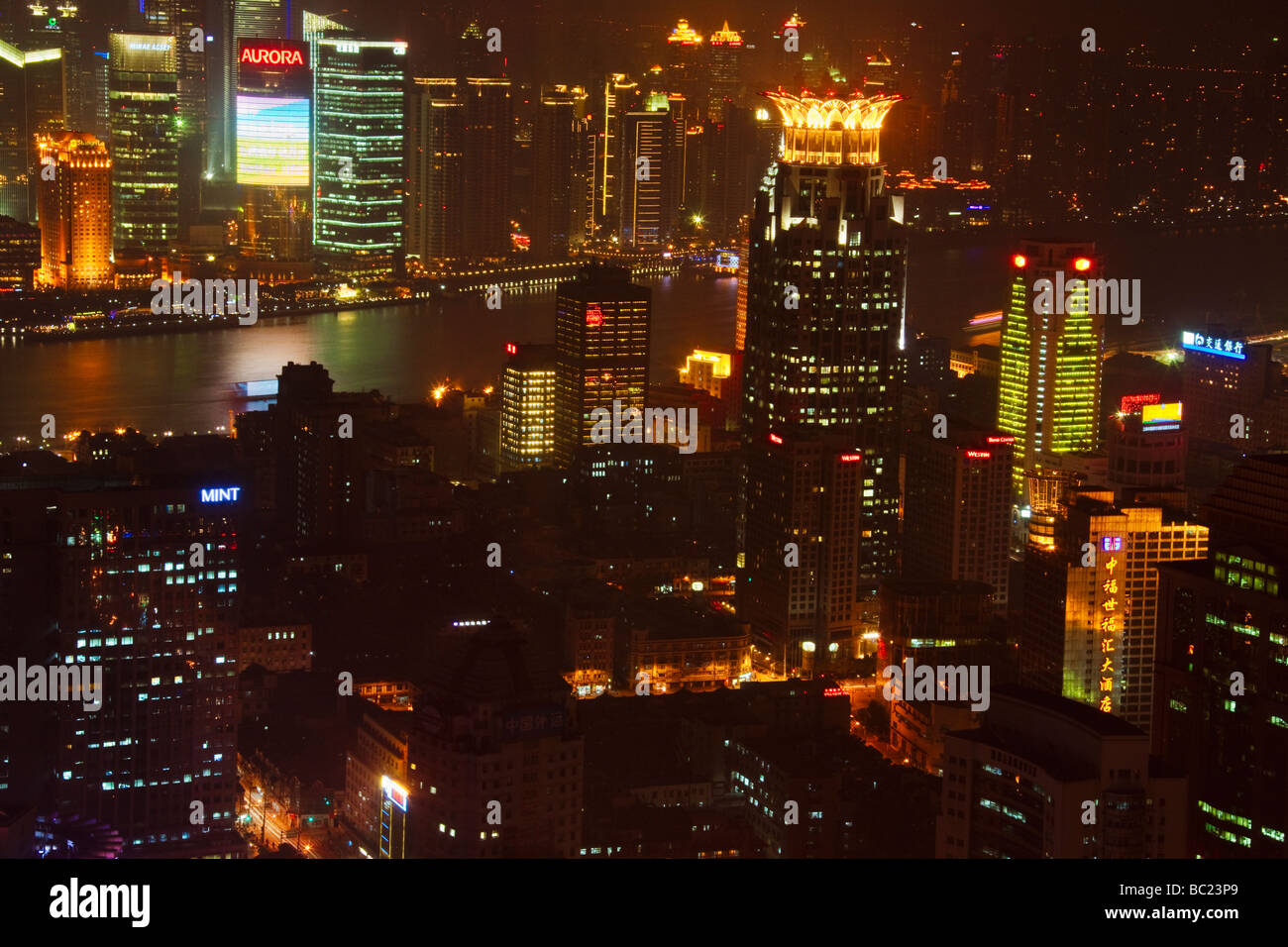 Abend-Blick auf die Skyline der Innenstadt am westlichen und östlichen Ufer des Huangpu River in Shanghai Stockfoto