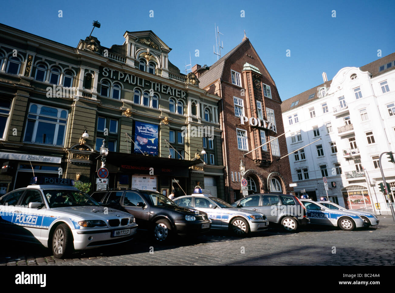 23. Juni 2009 - Sankt Pauli Theater und der Davidwache (Polizeikommissariat 15) auf der Reeperbahn in der deutschen Stadt Hamburg. Stockfoto