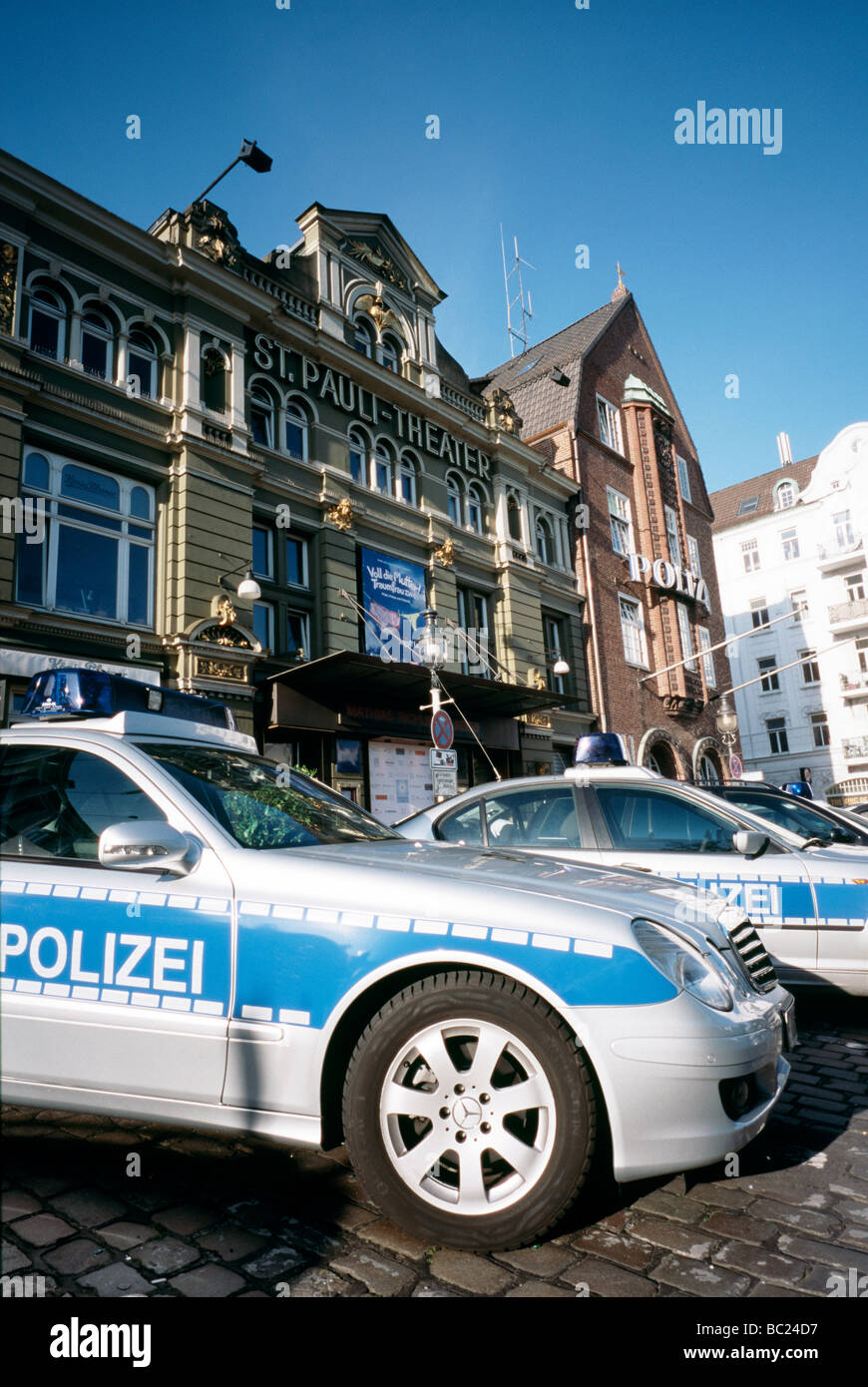 23. Juni 2009 - Sankt Pauli Theater und der Davidwache (Polizeikommissariat 15) auf der Reeperbahn in der deutschen Stadt Hamburg. Stockfoto