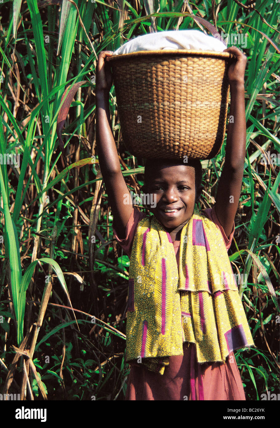 Junges Mädchen mit Auflast in der Nähe von Kigezi South West Uganda Stockfoto