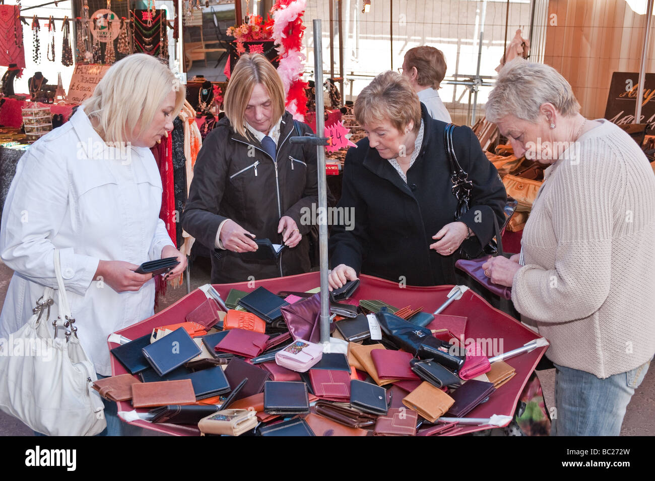 Shopping für Schnäppchen in einem örtlichen Straßenmarkt Stockfoto