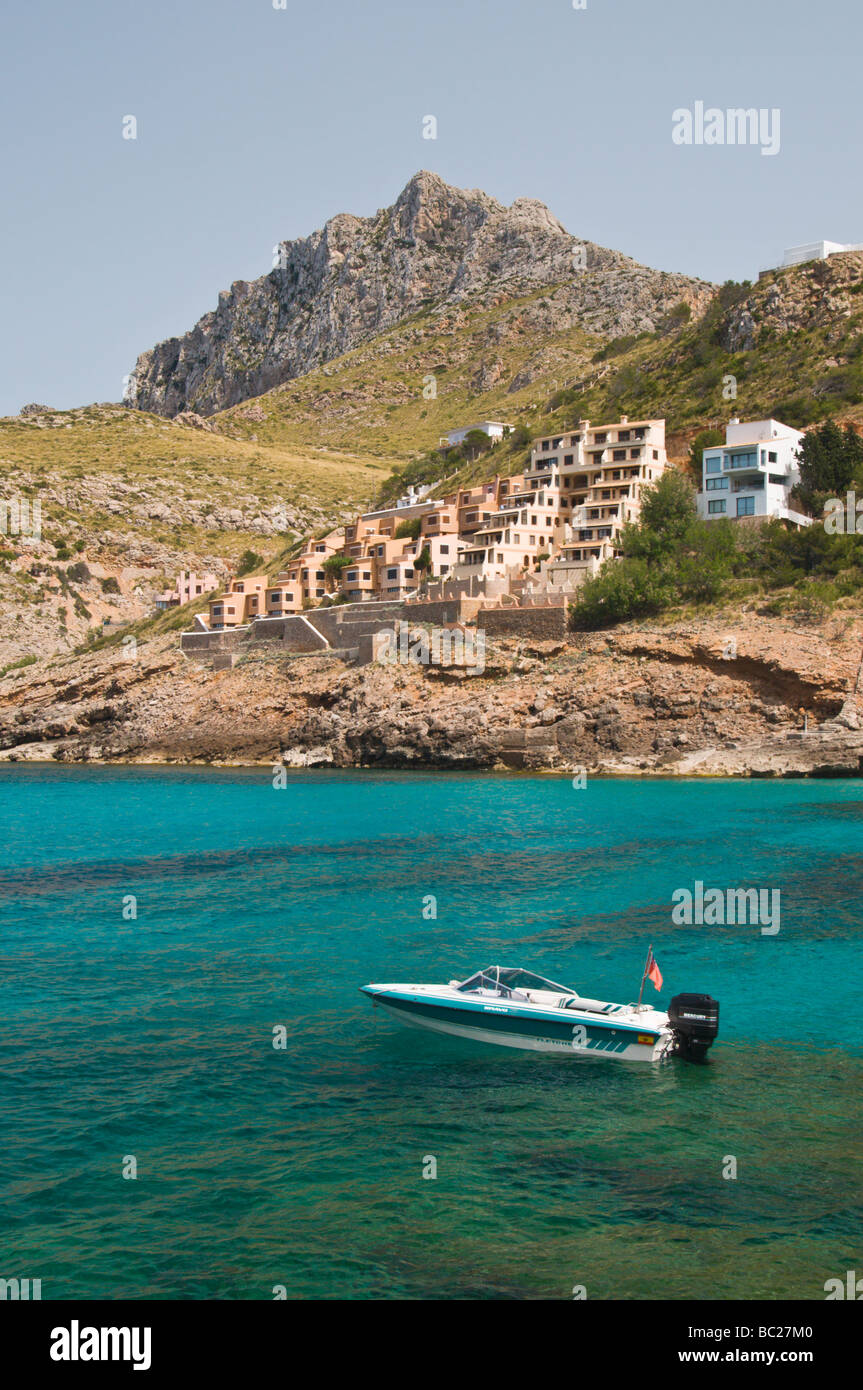 Ein kleines Boot vor Anker bei Cala San Vincenc, Mallorca, Spanien. Stockfoto