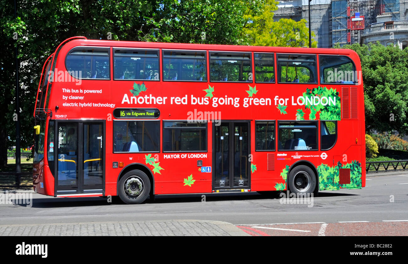 Seitenansicht des roten Doppeldecker-Passagierbusses Going Green Für den öffentlichen Verkehr in London & powered by a Cleaner Elektrische Hybrid-Technologie England Großbritannien Stockfoto