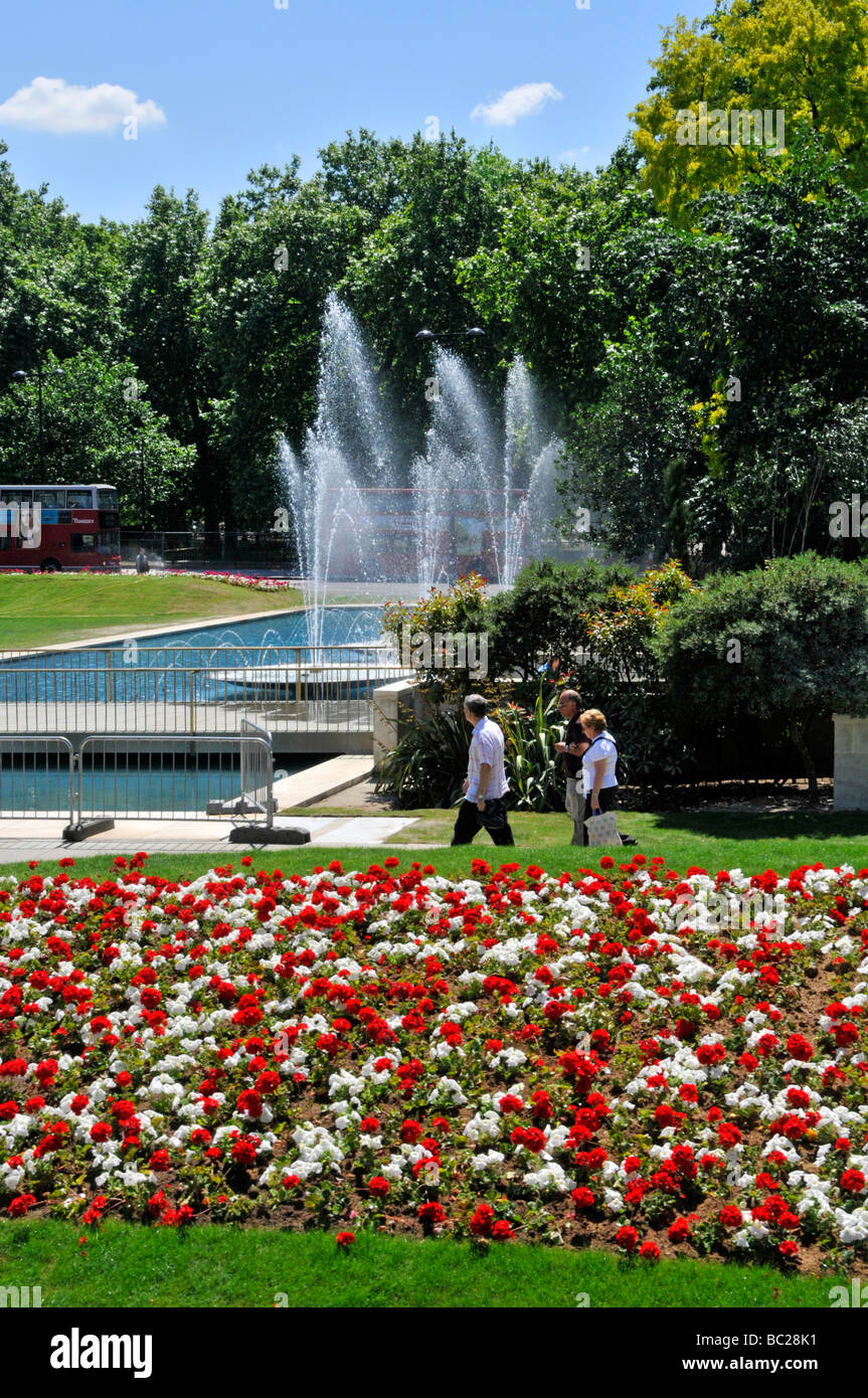 Marble Arch, offene Flächen und Gärten mit renovierten Brunnen, die außerhalb von London England Großbritannien im Hyde Park arbeiten Stockfoto