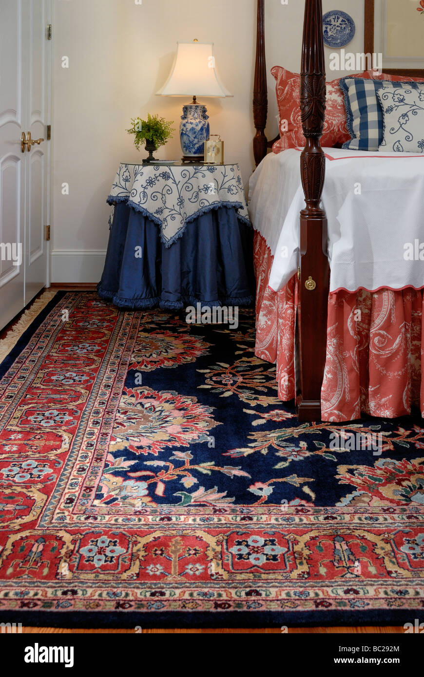 Ecke Des Traditionellen Schlafzimmers Stockfotos & Ecke Des