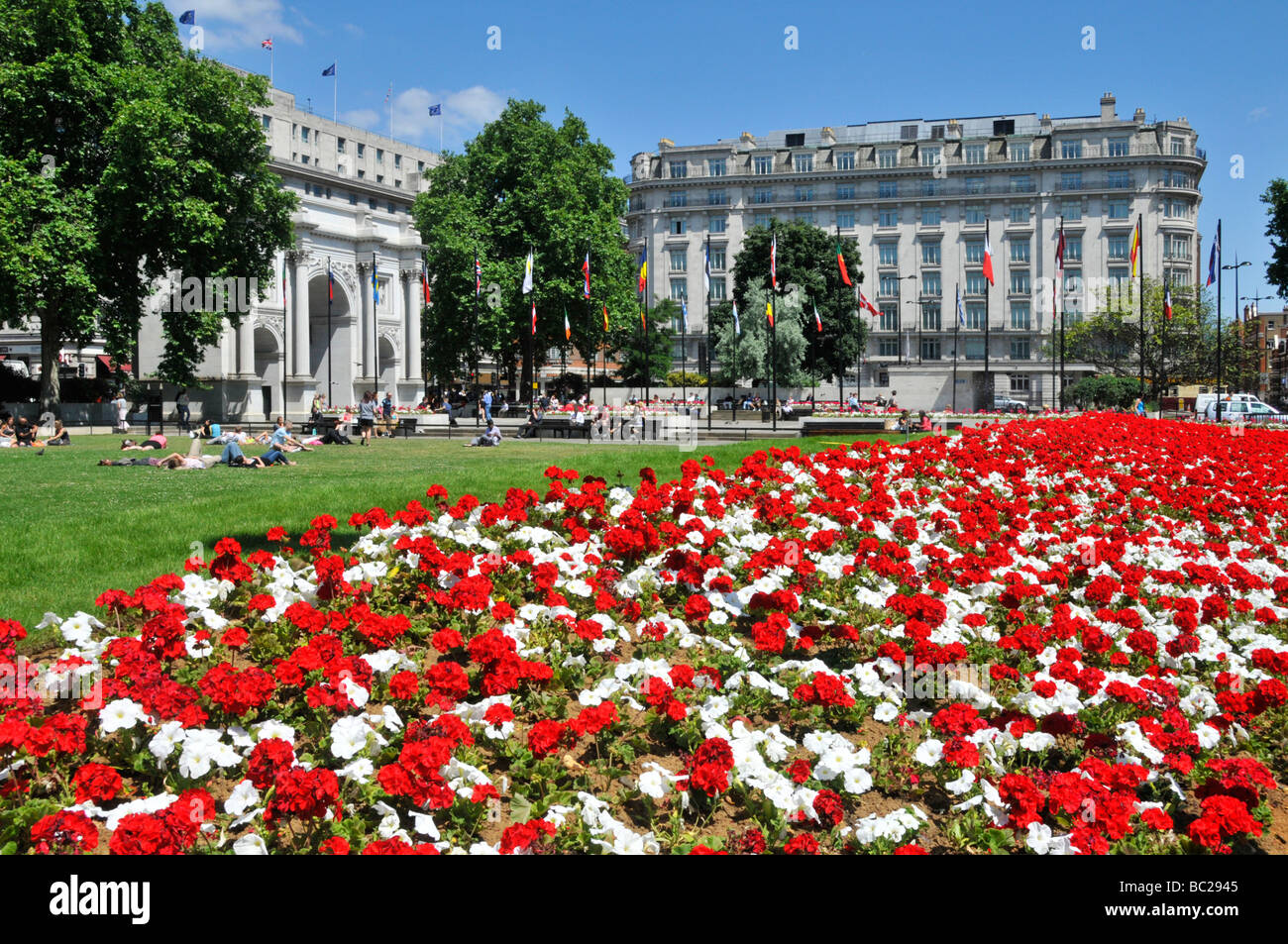 Der Marble Arch-Bereich mit Sommer blühenden Beeten Stockfoto