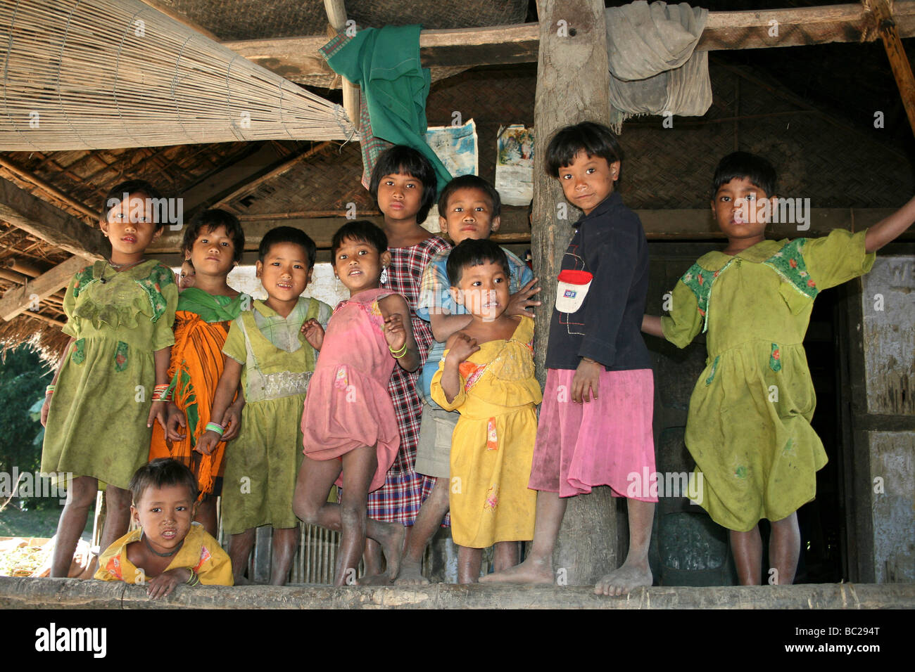 Junge Kinder des Stammes Mishing stehend auf ihren Stelzen Haus, Assam, Indien Stockfoto
