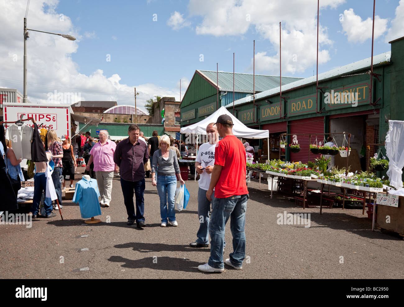 Käufer und Besucher unter den Ständen in The Barras, dem traditionellen Flohmarkt im East End von Glasgow. Stockfoto