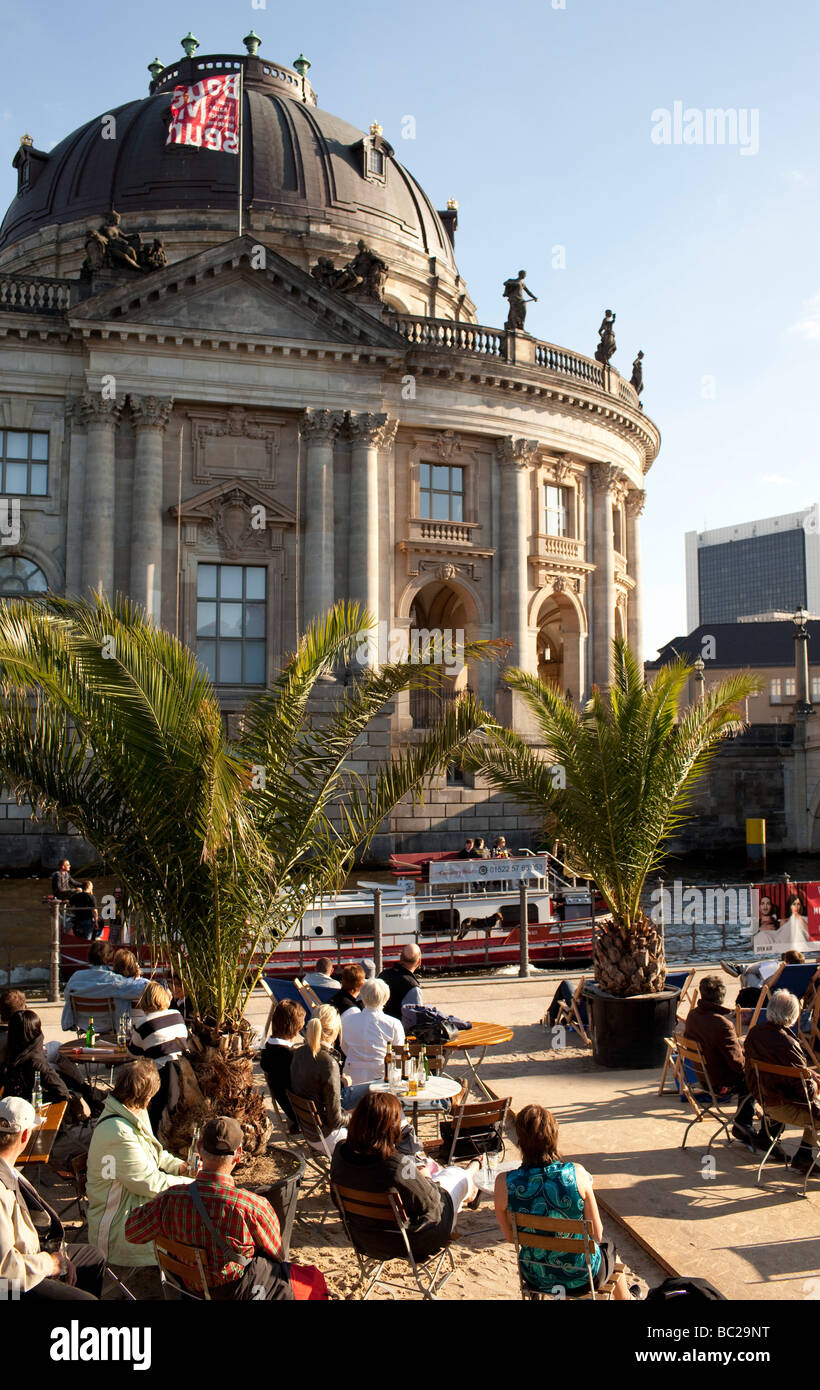 Blick auf die Strandbar Spree und Bode-Museum Stockfoto