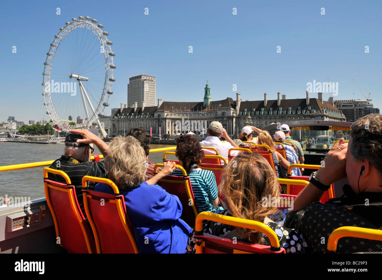 Top Deck offenen Doppeldecker Sightseeing Tour Bus Tourist Passagiere, die Fotos von der Themse und dem London Eye von Westminster aus machen Bridge England Großbritannien Stockfoto