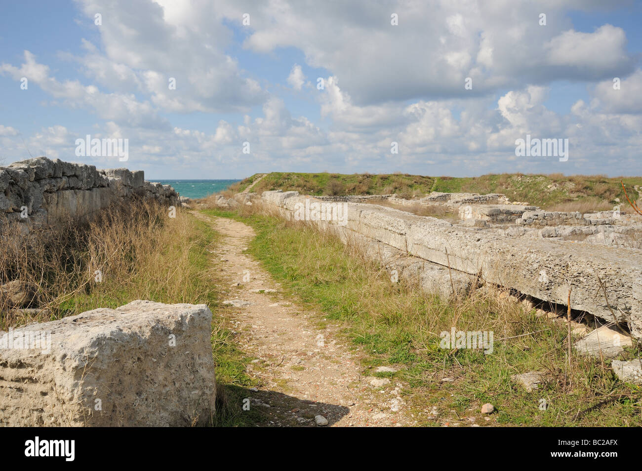 Straße zum Meer A Track unter den Ruinen der antiken Stadt Stockfoto