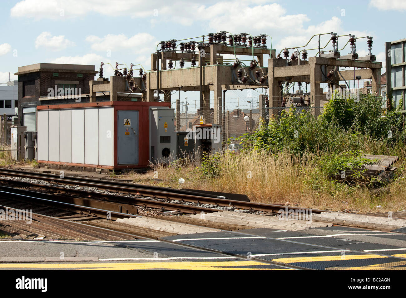 Portslade Bahn Umspannwerk, neben Portsalde Bahnübergang aus betrachtet. Stockfoto