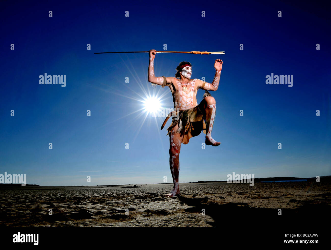 Budawang elder Noel Butler 59 von New South Wales Australien führt einen Aborigine Fischerei-Tanz Stockfoto
